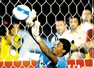 Felipe defende cobrança do Botafogo e leva o Corinthians à final da Copa do Brasil contra o Sport, que bateu o Vasco também nos pênaltis