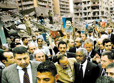 Annan visita rea bombardeada em Beirute e  vaiado por simpatizantes do Hizbollah que exibem fotos do lder Hassan Nasrallah