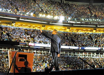 O senador Barack Obama, candidato  Presidncia dos EUA pelo Partido Democrata, se prepara para discursar diante de 80 mil