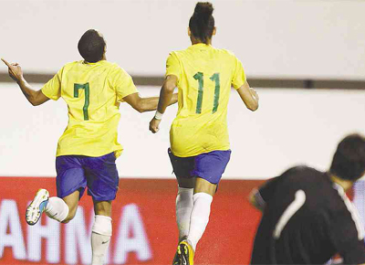 Lucas, camisa 7, e Neymar, 11, comemoram gol que abriu o placar