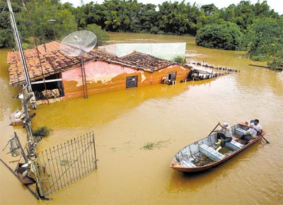 A 137 quilmetros de So Paulo, bote trafega em Capivari, onde rio transbordou; chuvas causaram 31 mortes no Estado neste ms