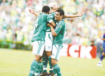 Palmeiras vence So Caetano e vai s semifinais do Paulista: Pierre (centro) comemora seu gol