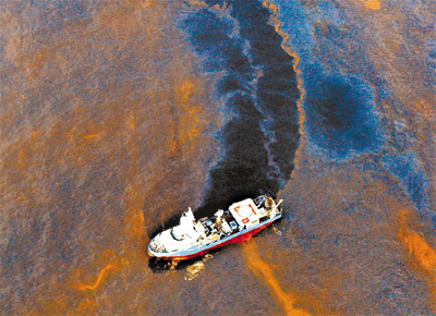 Barco atravessa mancha de leo que vazou de plataforma<br>no golfo do Mxico, perto da Louisiana (EUA)