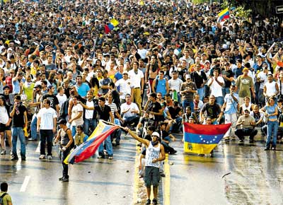 Pelo quarto dia consecutivo, manifestantes protestam na capital venezuelana, Caracas, contra o fechamento da emissora RCTV