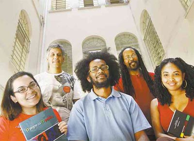 Professor (atrs, de branco) com estudantes<br>cotistas da Universidade Federal do Paran