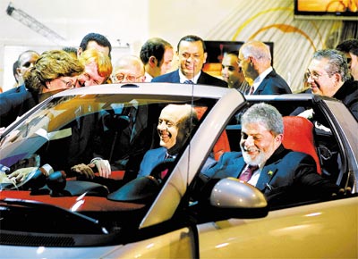 O presidente Lula e o governador paulista, Jos Serra, dentro de um supercompacto Smart, antes da abertura do Salo do Automvel, em SP