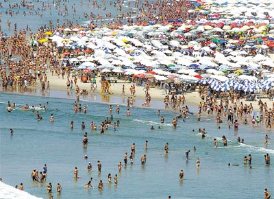 Turistas lotam praia de Pitangueiras, no Guaruj; a manh de ontem foi marcada por longos congestionamentos nas estradas paulistas