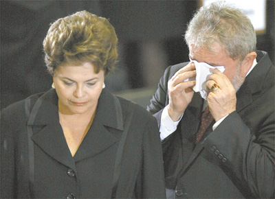 <b>ADEUS:</b> Ao lado de Dilma, Lula chora no velrio de Jos Alencar, no salo nobre do Palcio do Planalto (Braslia)