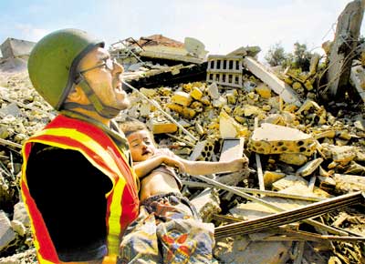 Resgate do corpo de uma criana libanesa dos escombros de prdios atingidos pelo maior ataque de Israel no Lbano