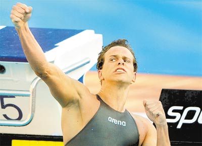O nadador brasileiro festeja o ouro no Mundial de Roma