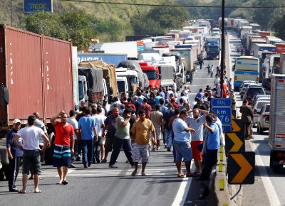 <b>FORA DA BOLEIA: </b>Caminhoneiros em greve interrompem o trnsito na via Presidente Dutra, prximo a Barra Mansa, no RJ