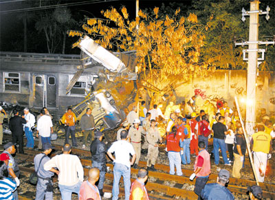 Equipes de resgate trabalham no local do acidente, em Nova Iguau