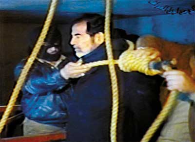 Carrascos pem a corda em Saddam Hussein _em imagem da TV rabe Al Jazeera_, momentos antes de sua execuo em Bagd