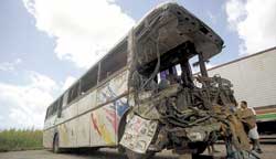 Folha de  - Acidente: Caminhão tomba na BR - 101, atinge um ônibus e  deixa 30 feridos e 18 mortos
