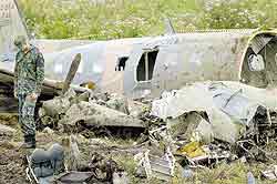 Folha de  - Acidente: Avião da FAB cai no Paraná e 3 morrem -  27/12/2002