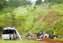 Ônibus de sacoleiros cai em ribanceira e deixa dois mortos e 15